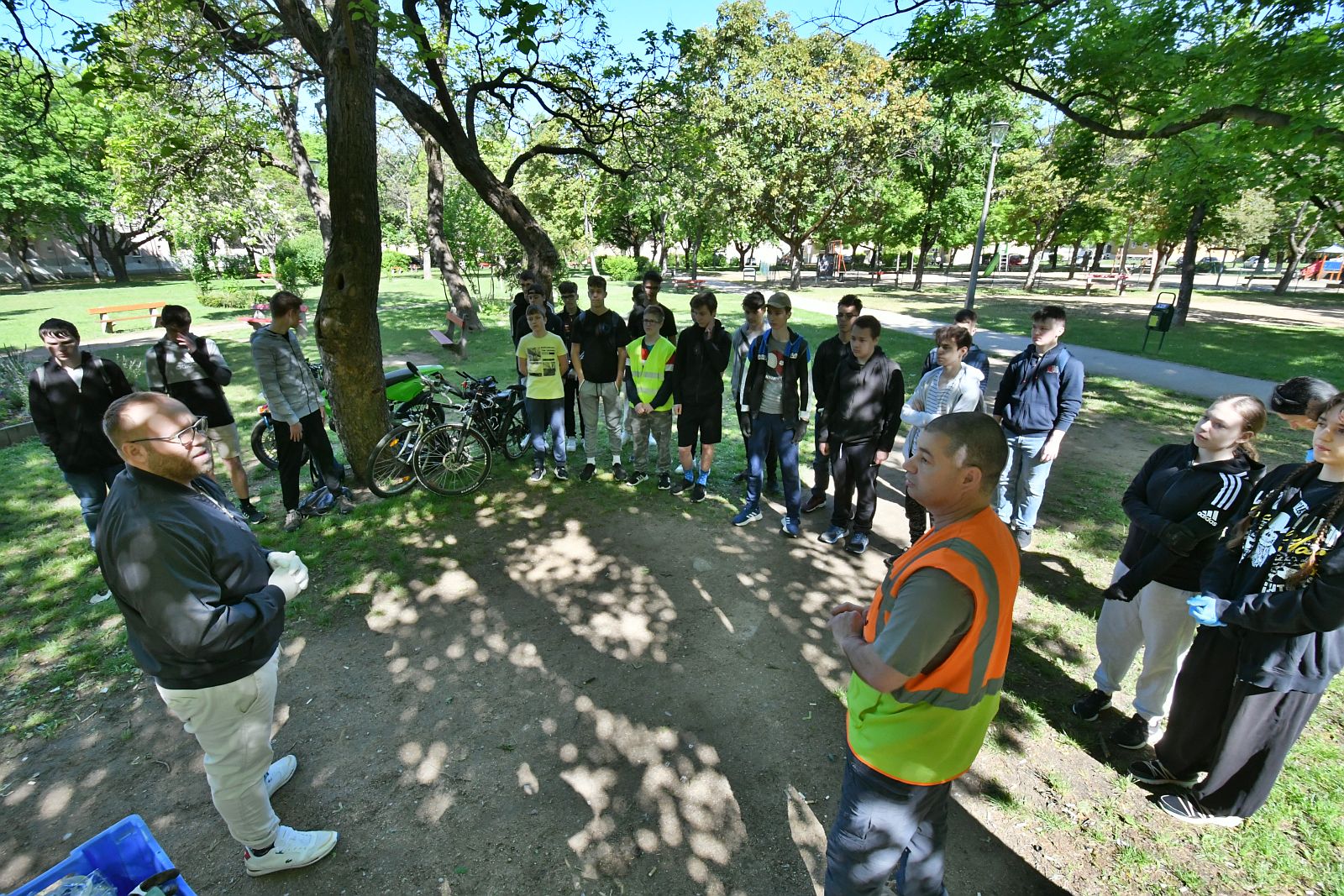 Fehérvári diákok önkéntes környezetszépítő napja a Béke téren